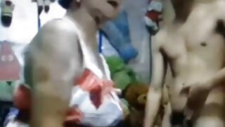 Asiatisk babe får et bad og en fed hvid danskepornofilm pik